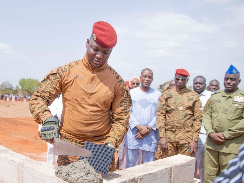 Burkina Faso Pose de la première pierre de lusine de confection des